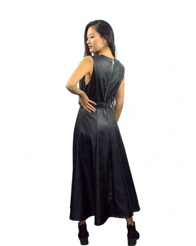 Long sleeveless dress with belt and V-neck